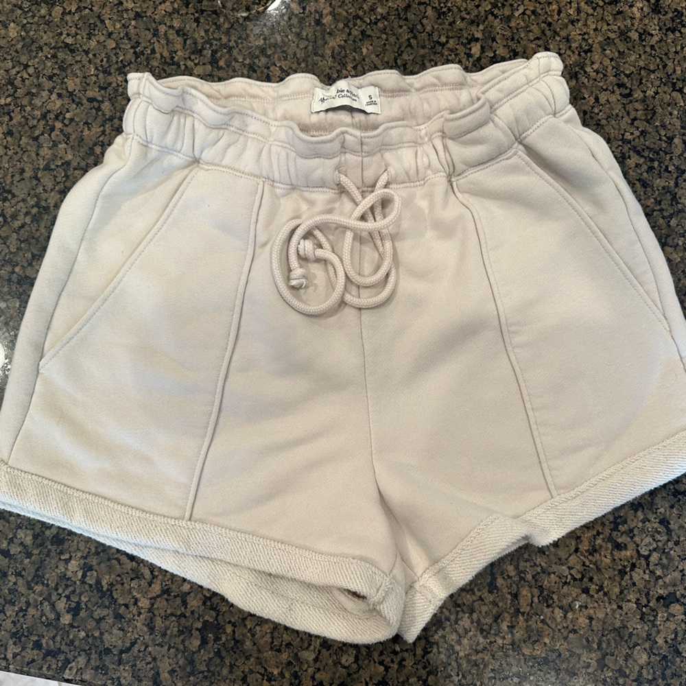 Abercrombie beige shorts